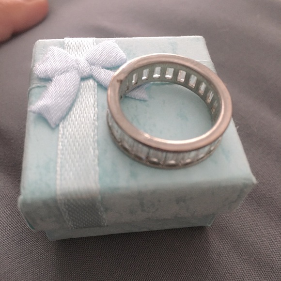 Beautiful rectangular cubic zirconia stones all the way around, with box, size 7 - Picture 5 of 8